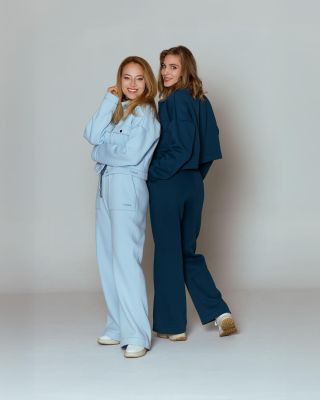 NOVINKA! Pohodlí, které si rozumí se stylem. 🤝✨ Ušito tak, aby sedělo každé postavě a hřálo i v nejchladnějších dnech. 🩵 🔎...